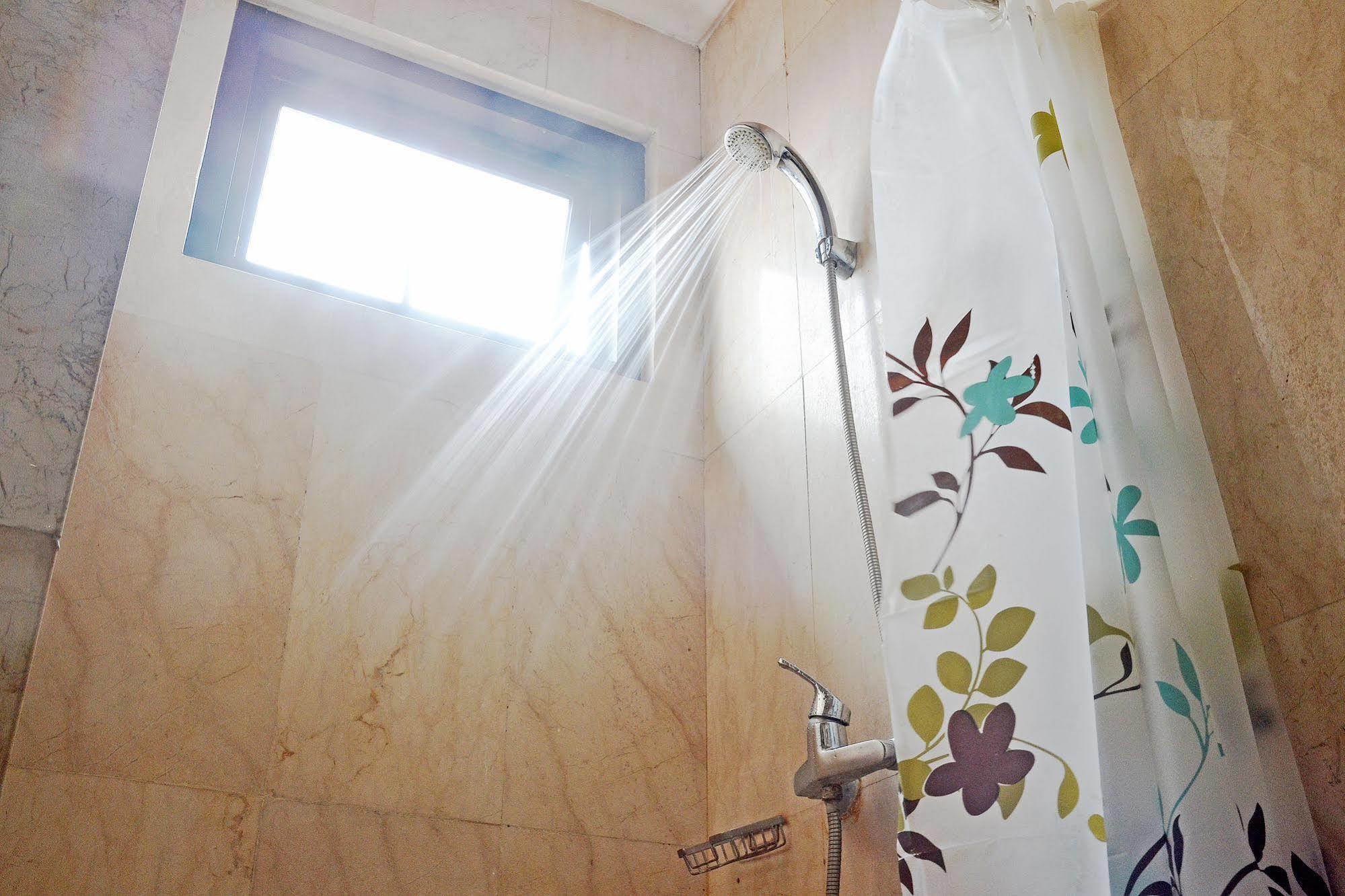 Zen Rooms Sultan Iskandar Muda Surabaya Luaran gambar
