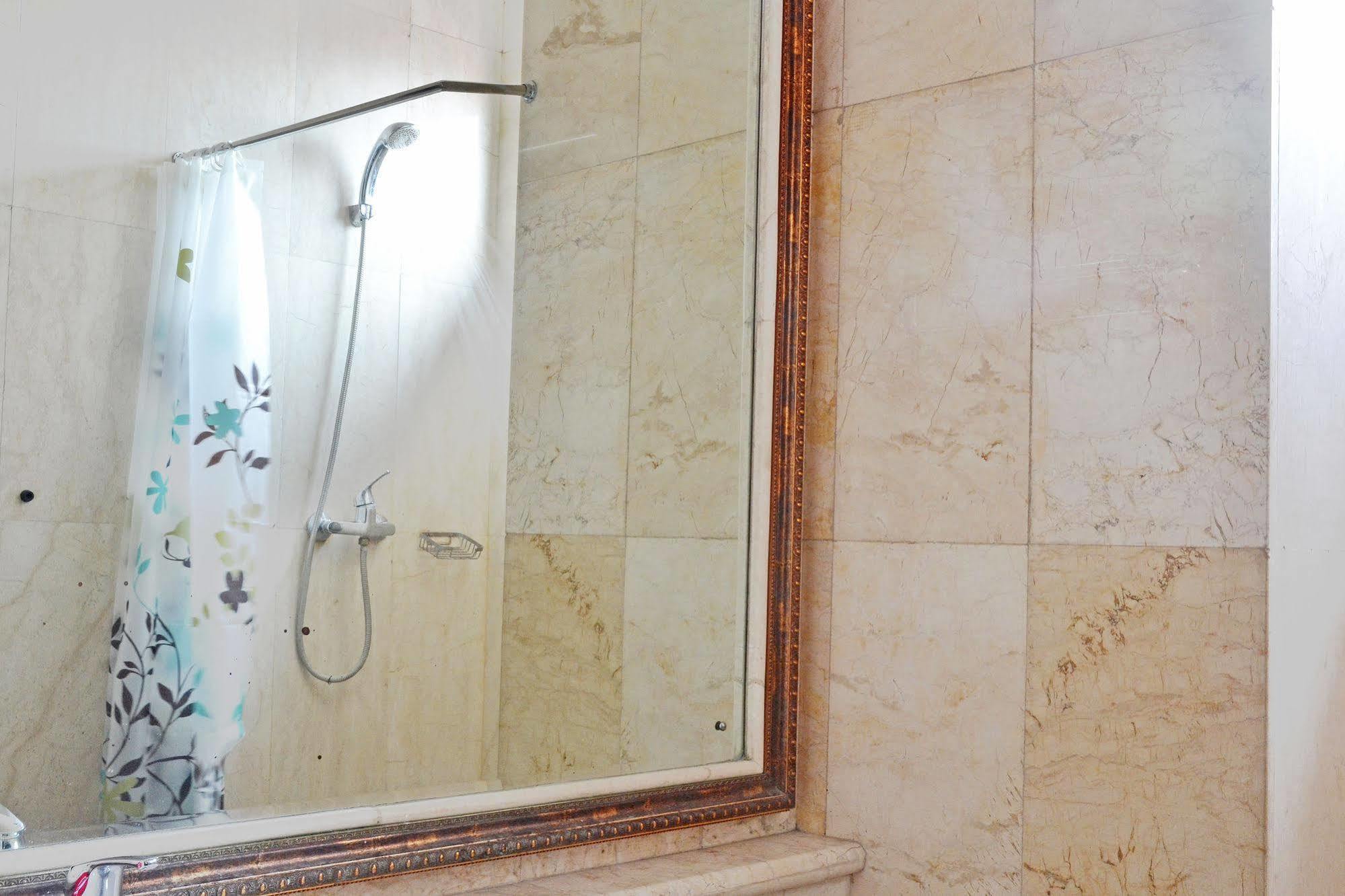 Zen Rooms Sultan Iskandar Muda Surabaya Luaran gambar