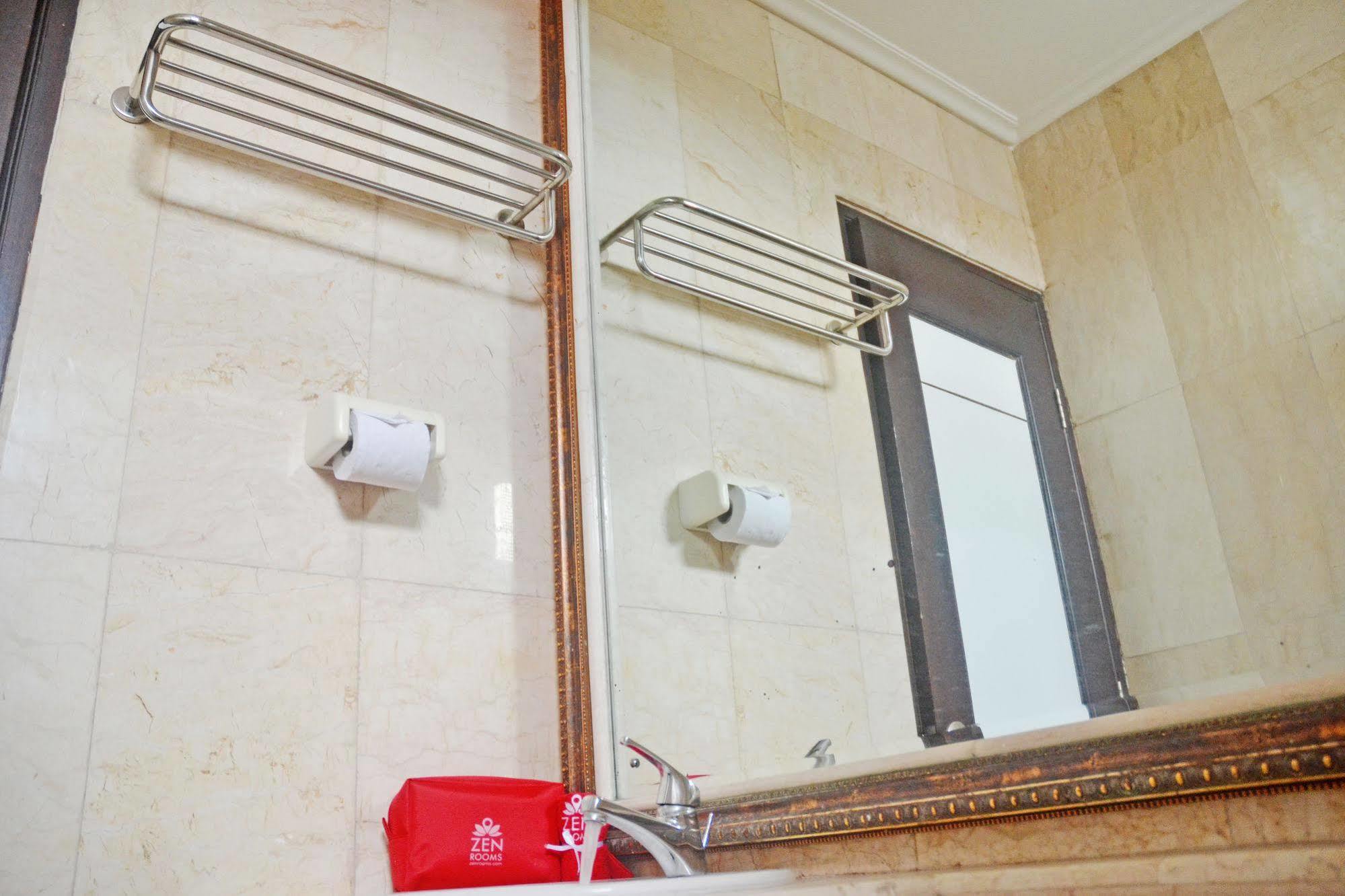 Zen Rooms Sultan Iskandar Muda Surabaya Luaran gambar