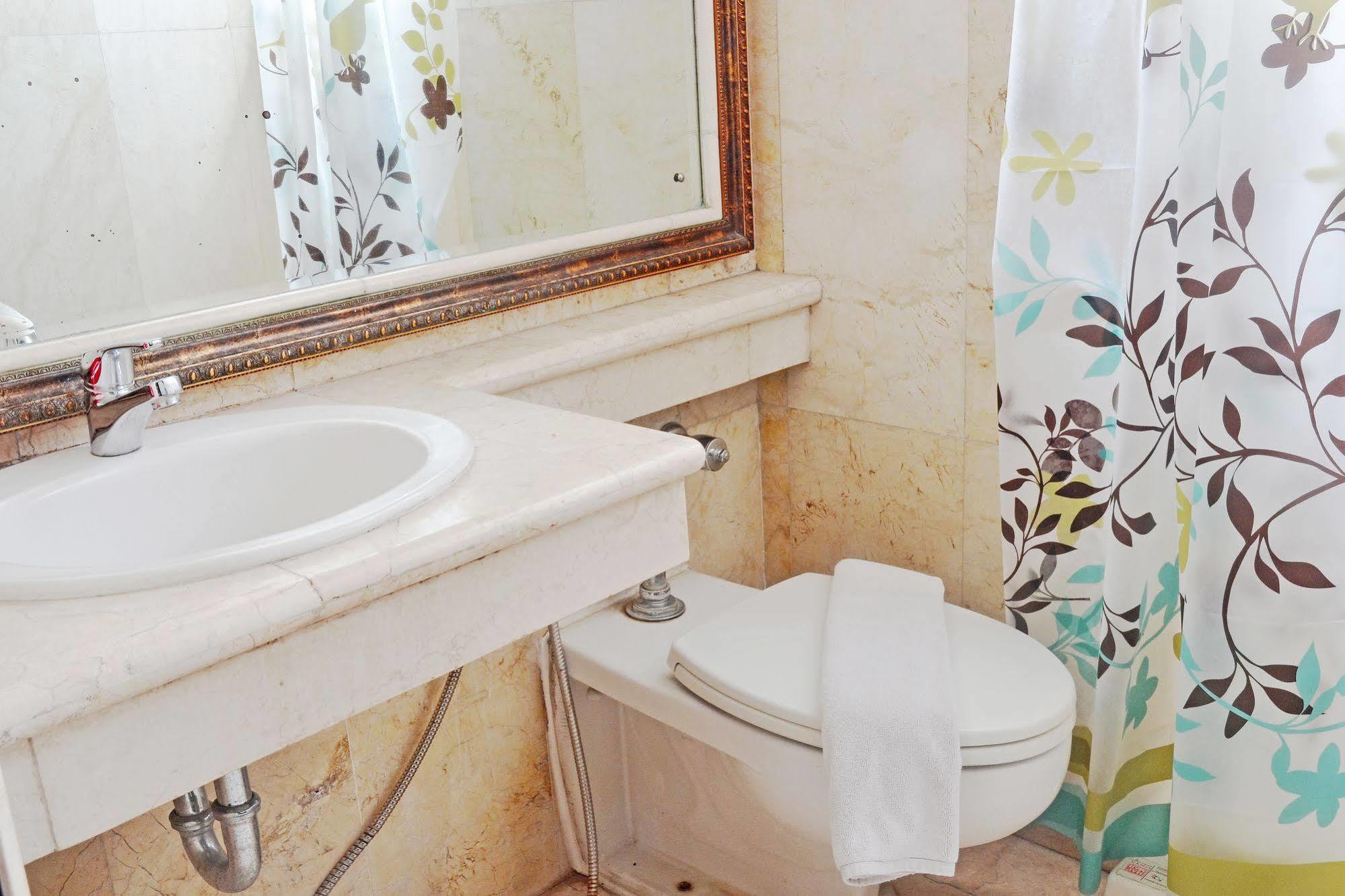 Zen Rooms Sultan Iskandar Muda Surabaya Luaran gambar