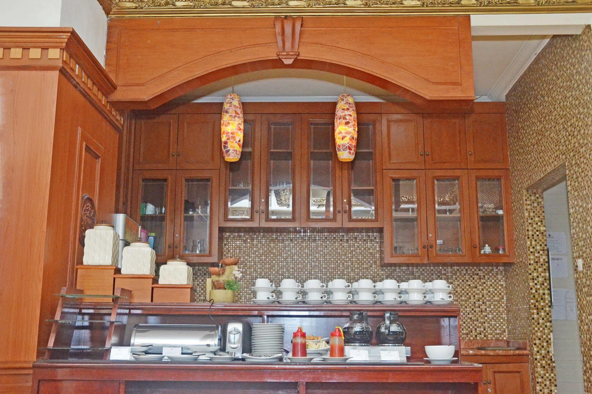 Zen Rooms Sultan Iskandar Muda Surabaya Luaran gambar